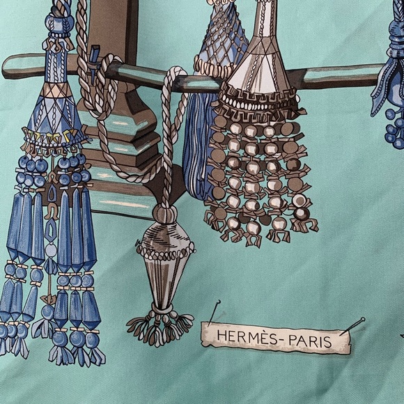 HERMÈS Le carré (square) 100%silk scarf - Picture 2 of 10